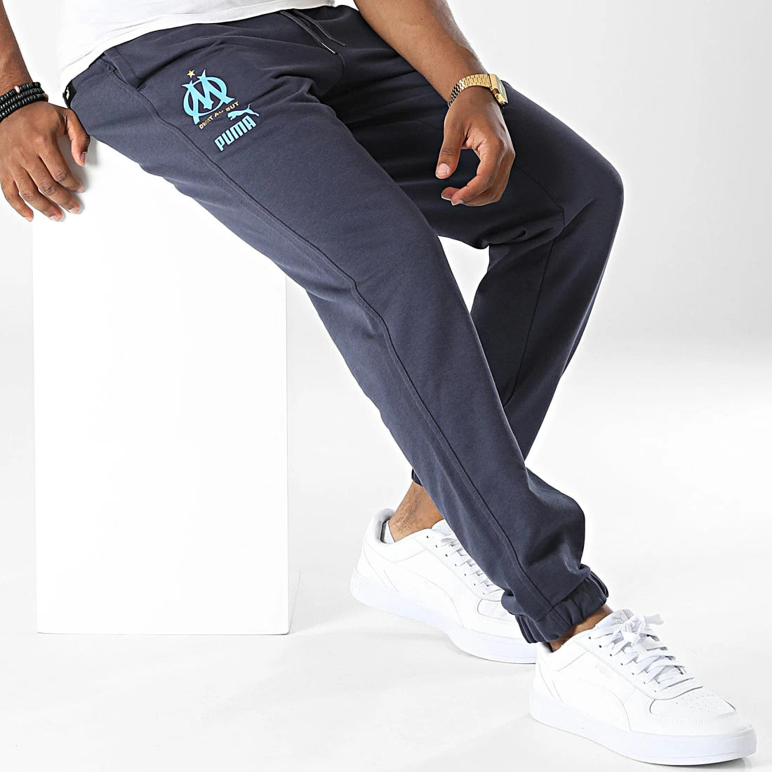Promo ✨ Pantalon Jogging OM Football Culture 767316 Bleu Marine Doré de Puma ⭐ 5 Promo ✨ Pantalon Jogging OM Football Culture 767316 Bleu Marine Doré de Puma ⭐ – Image 3